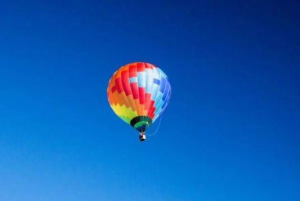 云南腾冲热气球故障致工作人员坠亡，这个责任该谁承担？