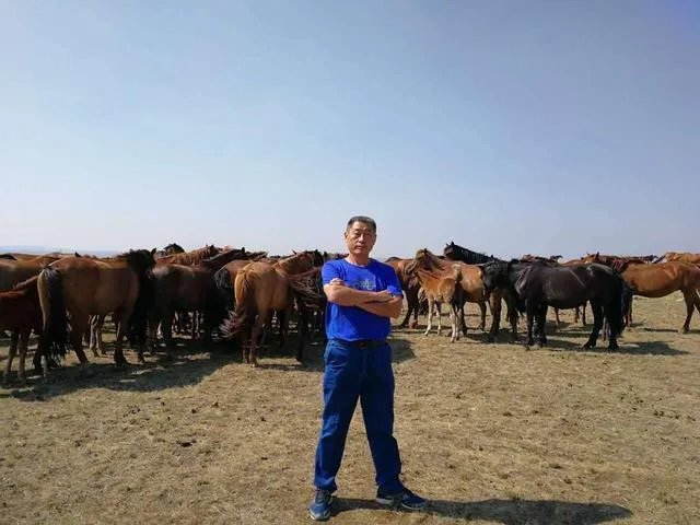 驴友拿出她的吃的跟我们分享