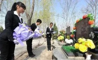 南京推出微信直播＂代扫墓＂是怎么回事？