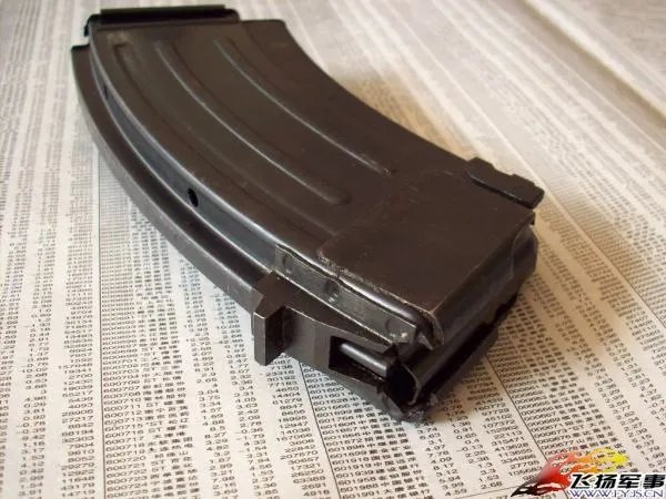 轻机枪弹夹卡在哪?我想知道详细的 怎么固定住