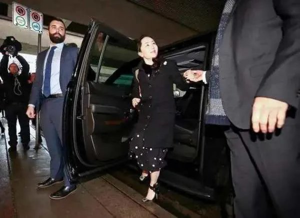 孟晚舟把电子脚镣带成了时尚单品，你觉得她的心理素质有多强大？