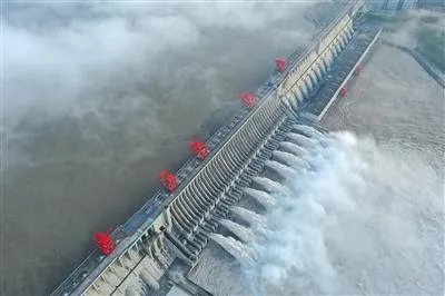 三峡大坝最大洪峰开11孔泄洪,泄流量有多大?