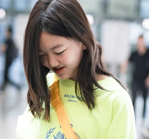 李嫣摆摊义卖，这么做对她有什么好处？