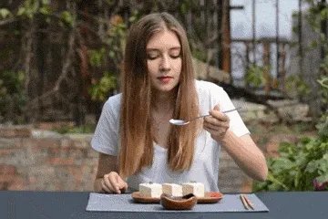 纪录片《舌尖上的中国》和《流行世界的美食》比较有哪些异同？