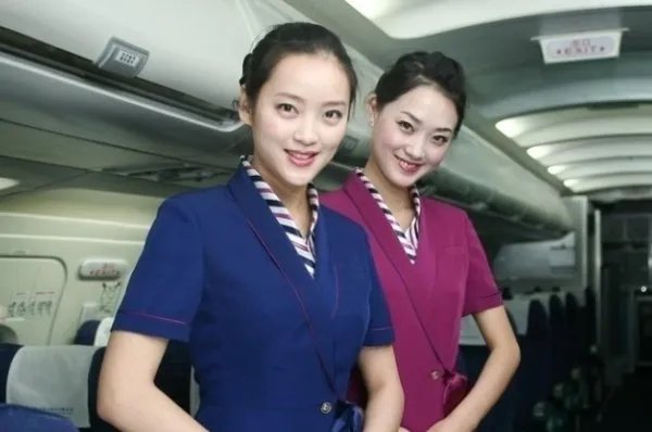 9秒强吻5次!南航空少和同事电梯里内亲密,到底是骚扰还是真爱?