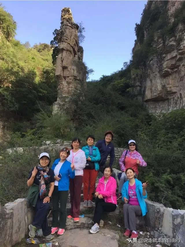 驴友拿出她的吃的跟我们分享