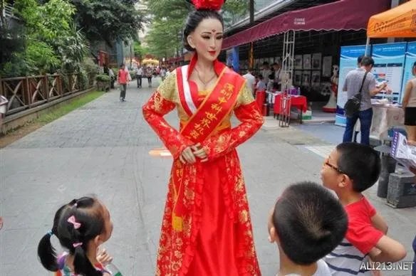 这些美女机器人满足你的所有想象！外貌形态好逼真！