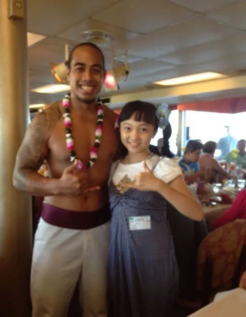 林妙可携全家去夏威夷度假 穿泳衣身体已发育！