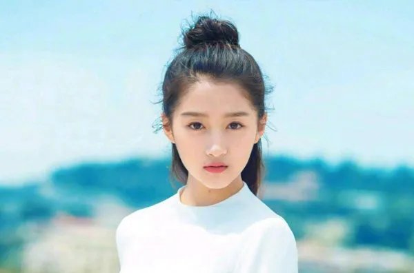 江疏影关晓彤什么关系，关晓彤为何要给三十而已剧组配音？