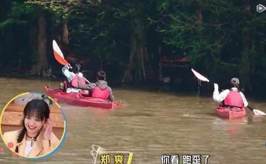 郑爽手机掉湖里，你觉得划船是否不应该玩手机？