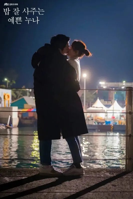 《经常请吃饭的漂亮姐姐》这部剧讲述了什么故事？