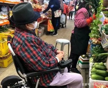 一代功夫巨星洪金宝，63岁近照曝光容苍老，坐在轮椅上买菜，怎么了？