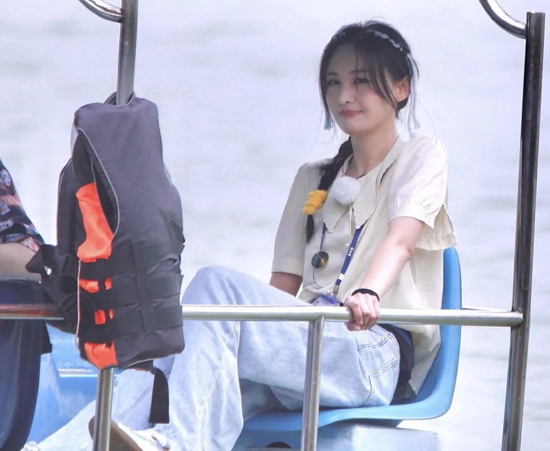 郑爽手机掉湖里，你觉得划船是否不应该玩手机？