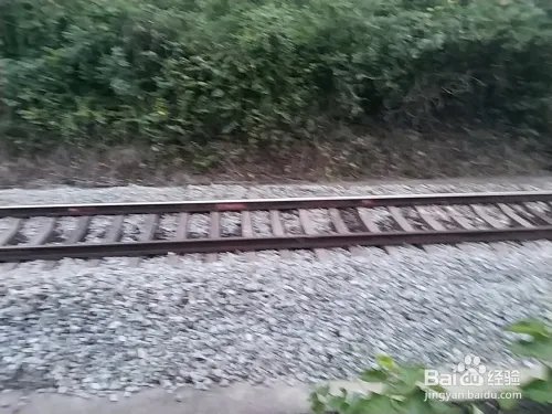 铁路路基基床应该综合考虑哪些方面？