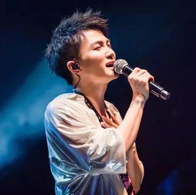 周深在卡布时期唱的《光》就已经具有很高技巧性了，这样的音域是天生的吗？