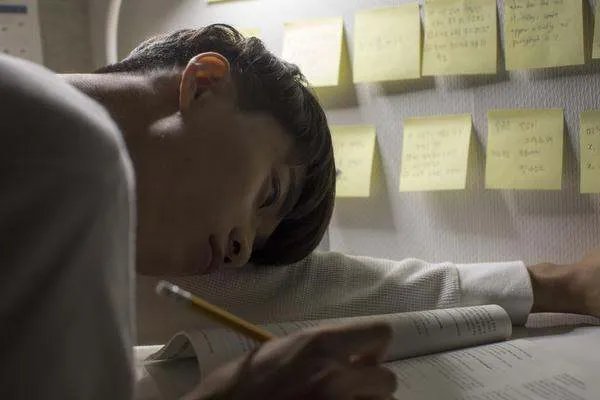 男孩因写作业惹妈妈生气凌晨被扔到公安局门口罚站，警方对此有何表示？