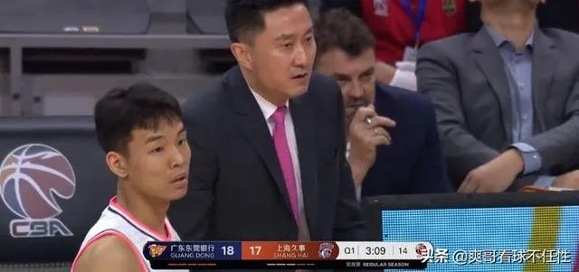 广东男篮随队记者关辛，晒出了球队在圣诞之夜的晚餐，杜锋看着录像喝鸭汤，你怎么看？