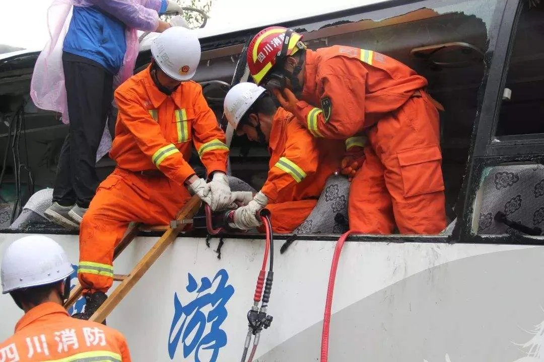 四川大巴被飞石砸中8死16伤，谁能为这起事故买单？