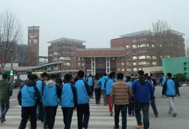退休干部冲撞学生是什么原因？