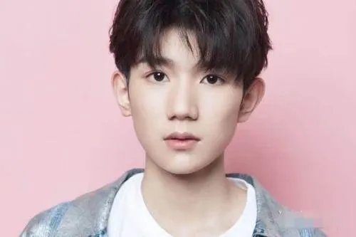 王源发ins吐槽波士顿大风，寸头发型也被吹乱，王源为何出国留学？