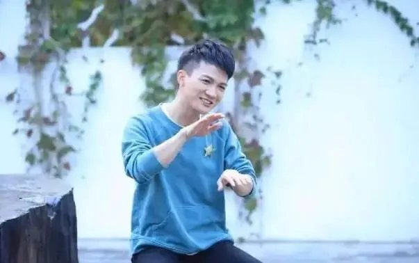 周深在卡布时期唱的《光》就已经具有很高技巧性了，这样的音域是天生的吗？