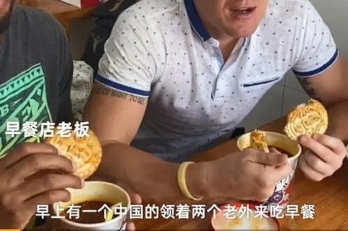 老外用胡辣汤、酸辣粉泡月饼，你如何看待这种吃法？