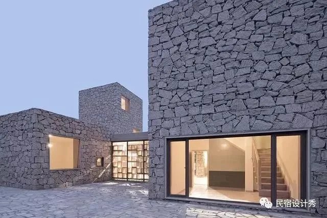 方整简洁，质感粗粝的土红色“盒子”