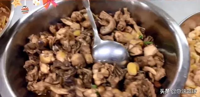 广东男篮随队记者关辛，晒出了球队在圣诞之夜的晚餐，杜锋看着录像喝鸭汤，你怎么看？