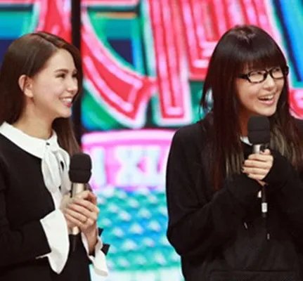 昆凌的姐姐是亲生的吗  《天天向上》昆凌姐真容大曝光