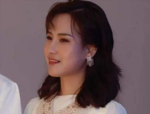 还记得“歪脸女孩”赵宏秋吗?整容变女神,弃百万年薪当老师,你怎么看?