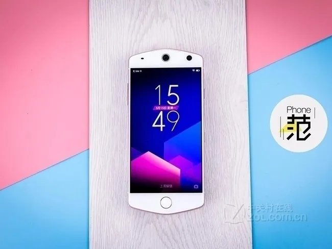 美图M8手机(4G+ 64G 月光白) 京东2699元(赠品)