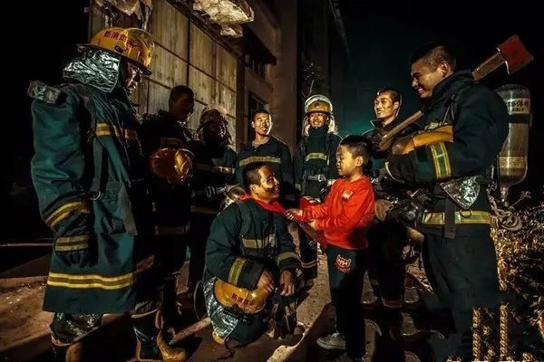 消防员救下跳楼男之后被暴打，救人也有错？