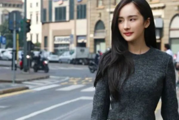 在米兰时装周上，杨幂穿的蓝色衣服银色皮裙是什么品牌的呢？