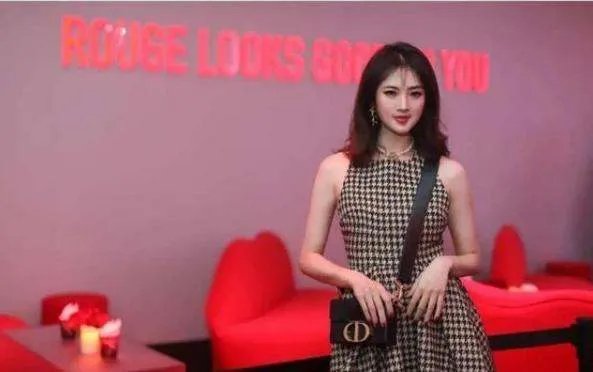 孟晚舟脚镣未除，姚安娜扎丸子头吃火锅，同爹不同命，你觉得呢？