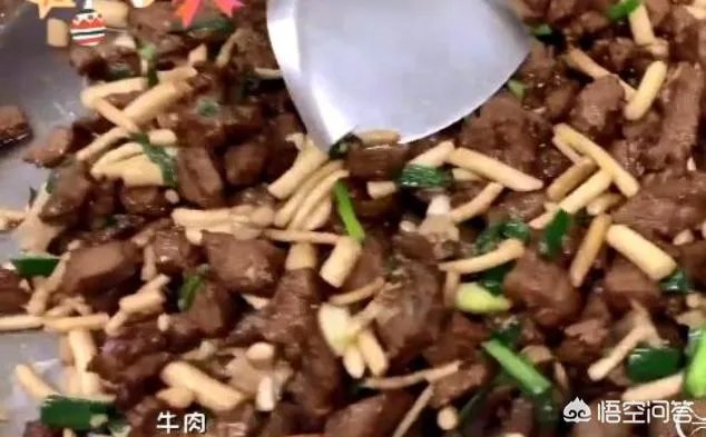 广东男篮随队记者关辛，晒出了球队在圣诞之夜的晚餐，杜锋看着录像喝鸭汤，你怎么看？