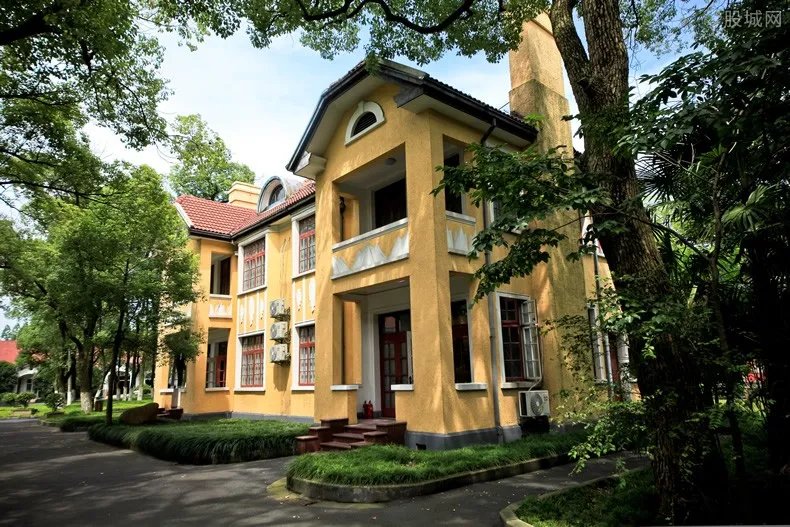 重庆南山豪华别墅群变鬼城 10套别墅低价拍卖