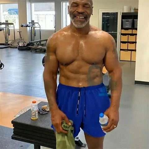 假如拳王泰森和武僧一龙拳击比赛，武僧一龙能支撑几个回合？