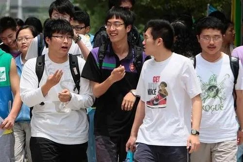 教育部表示“高校错峰放假离校”，那放假是延迟还是提前？