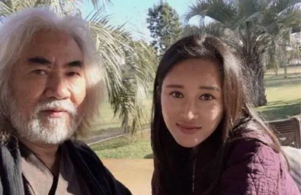 杜星霖顶着“三儿”的罪名,嫁给大31岁张纪中,二人婚后生活的幸福呢?