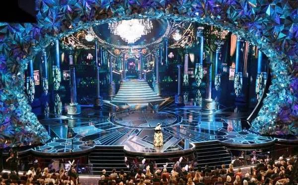 国风节演员掉下舞台，舞台建设方有责任吗？