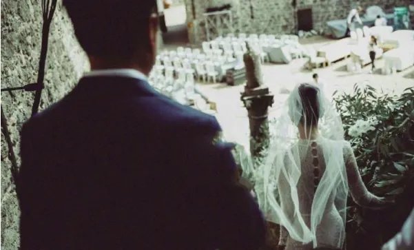 王凯、童瑶被曝深夜聚会全程牵手，两人是否正在热恋？