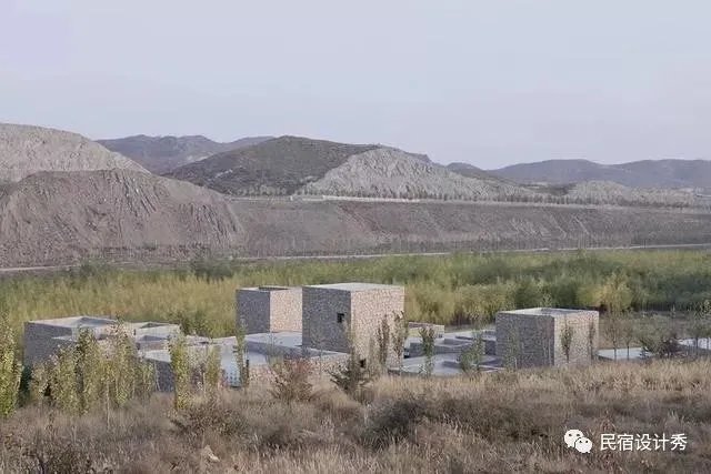 方整简洁，质感粗粝的土红色“盒子”