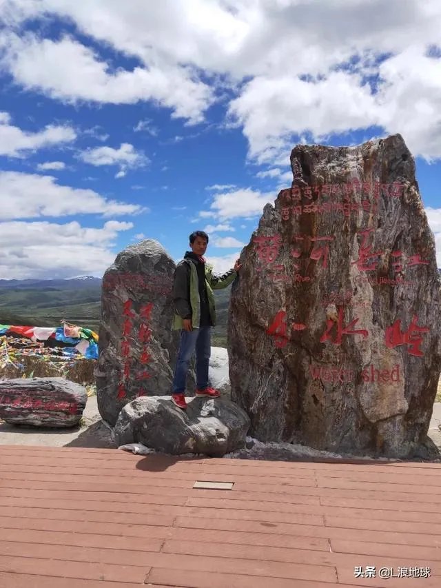 驴友拿出她的吃的跟我们分享