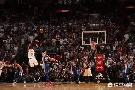 韦德面对西蒙斯完成绝杀！今天的闪电侠逆天了，你怎么评价？