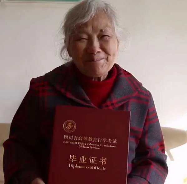 75岁奶奶拿到自考大学毕业证，期间都经历怎样的辛酸？
