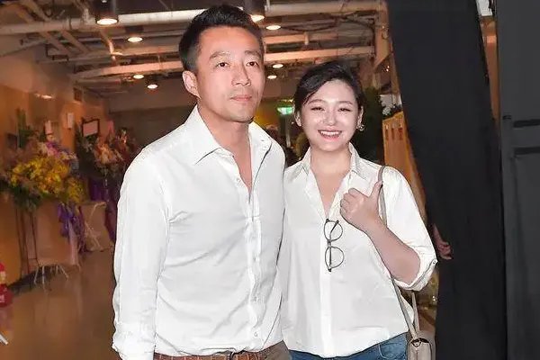 大S闪婚后，你如何看待汪小菲首次发声回应？