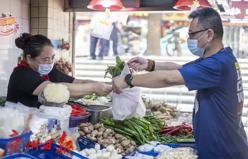 大妈在塑料袋里戴口罩买菜，可以防病毒吗？