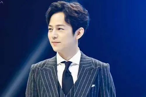 何炅深夜摸脸牵手小鲜肉沉默至今,费启鸣却正面辟谣,他们的关系究竟如何?