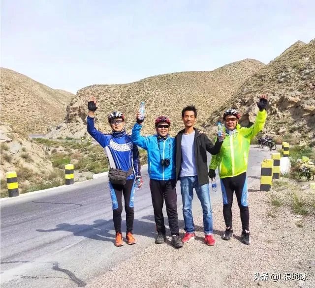 驴友拿出她的吃的跟我们分享