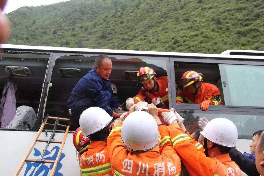 四川大巴被飞石砸中8死16伤，谁能为这起事故买单？